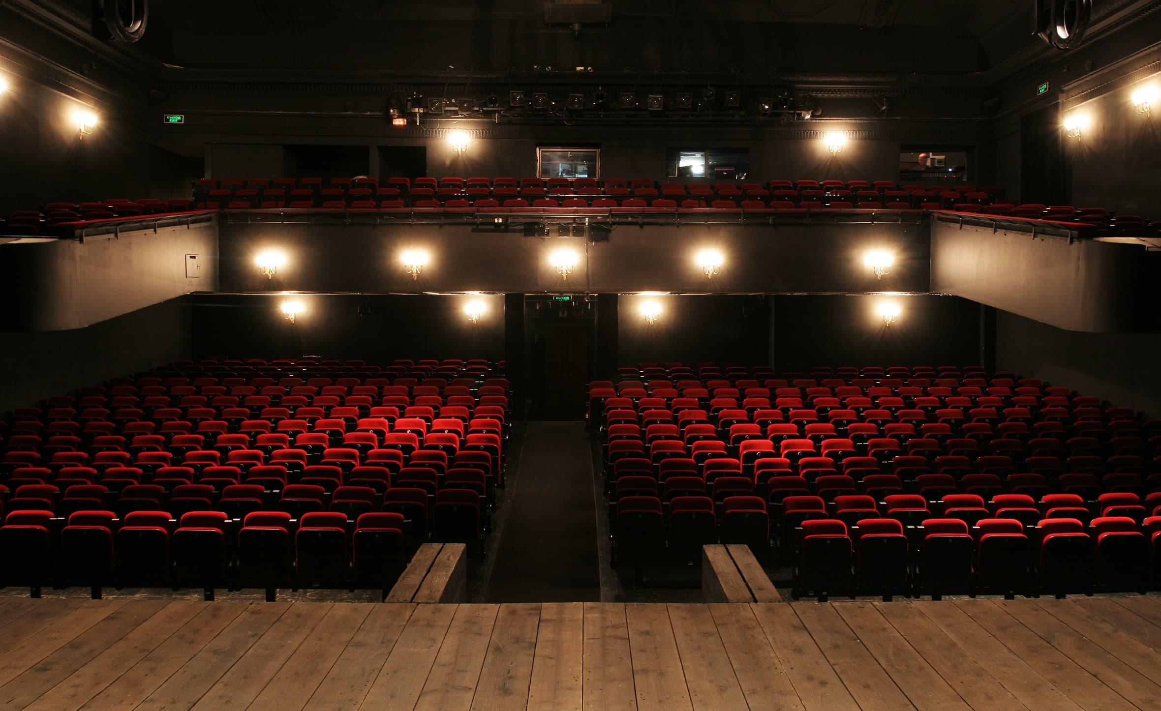 Вход в МДТ на улице Рубинштейна