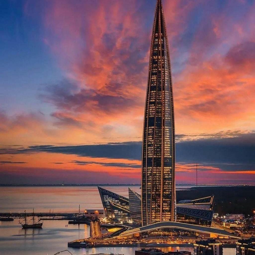 Панорама Санкт-Петербурга со смотровой площадки в праздничный день