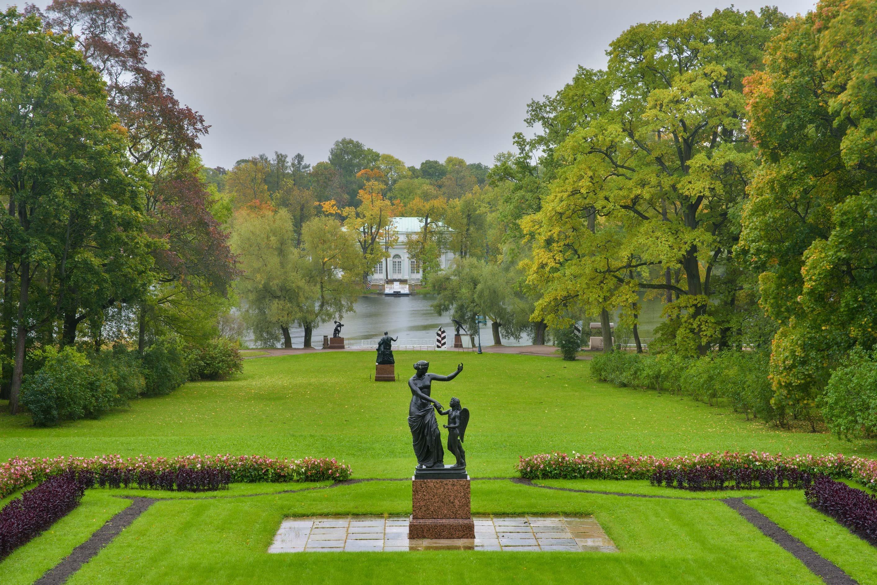 Парк в Санкт-Петербурге для прогулки после открытия фонтанов