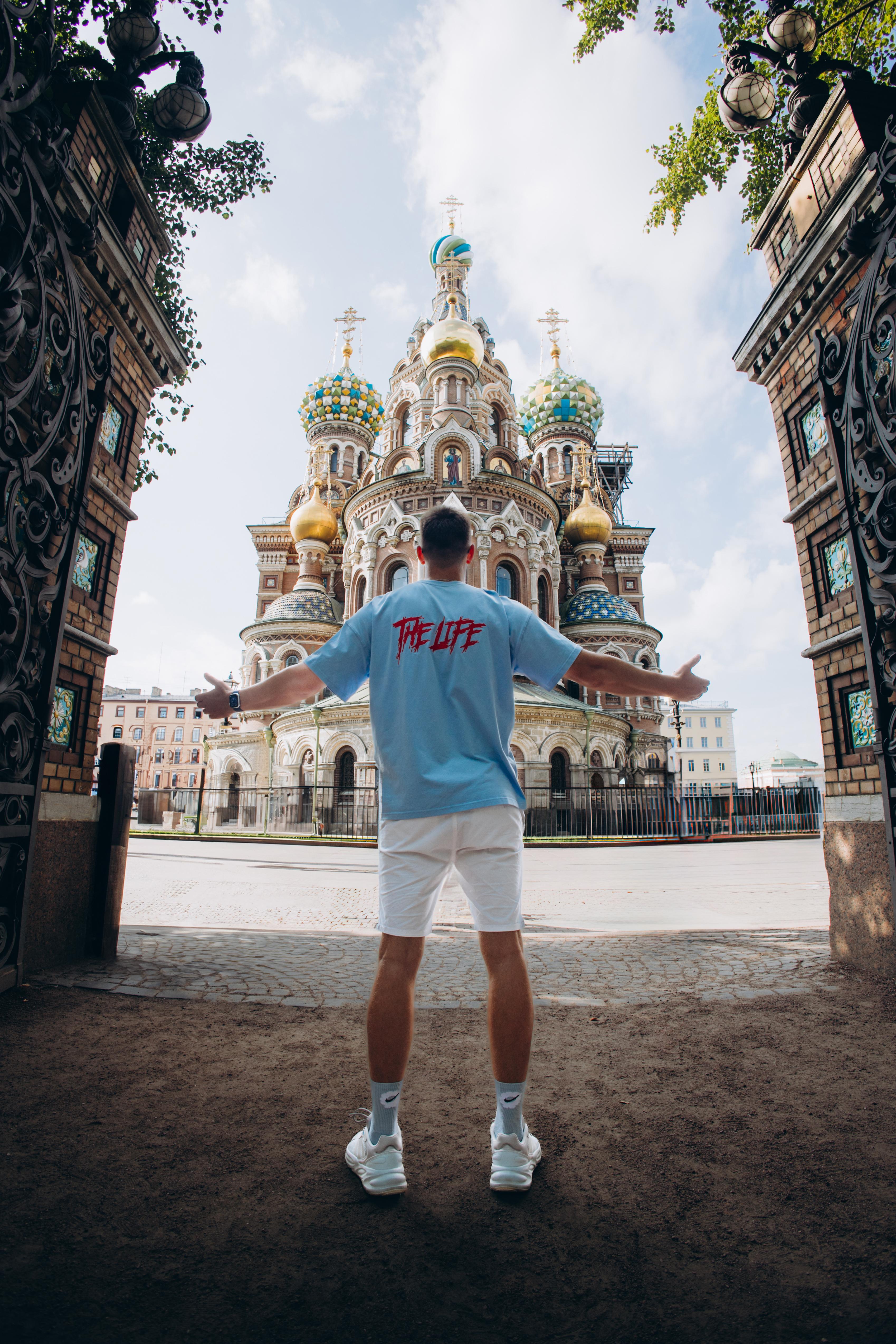 Пешеход на площади Петербурга