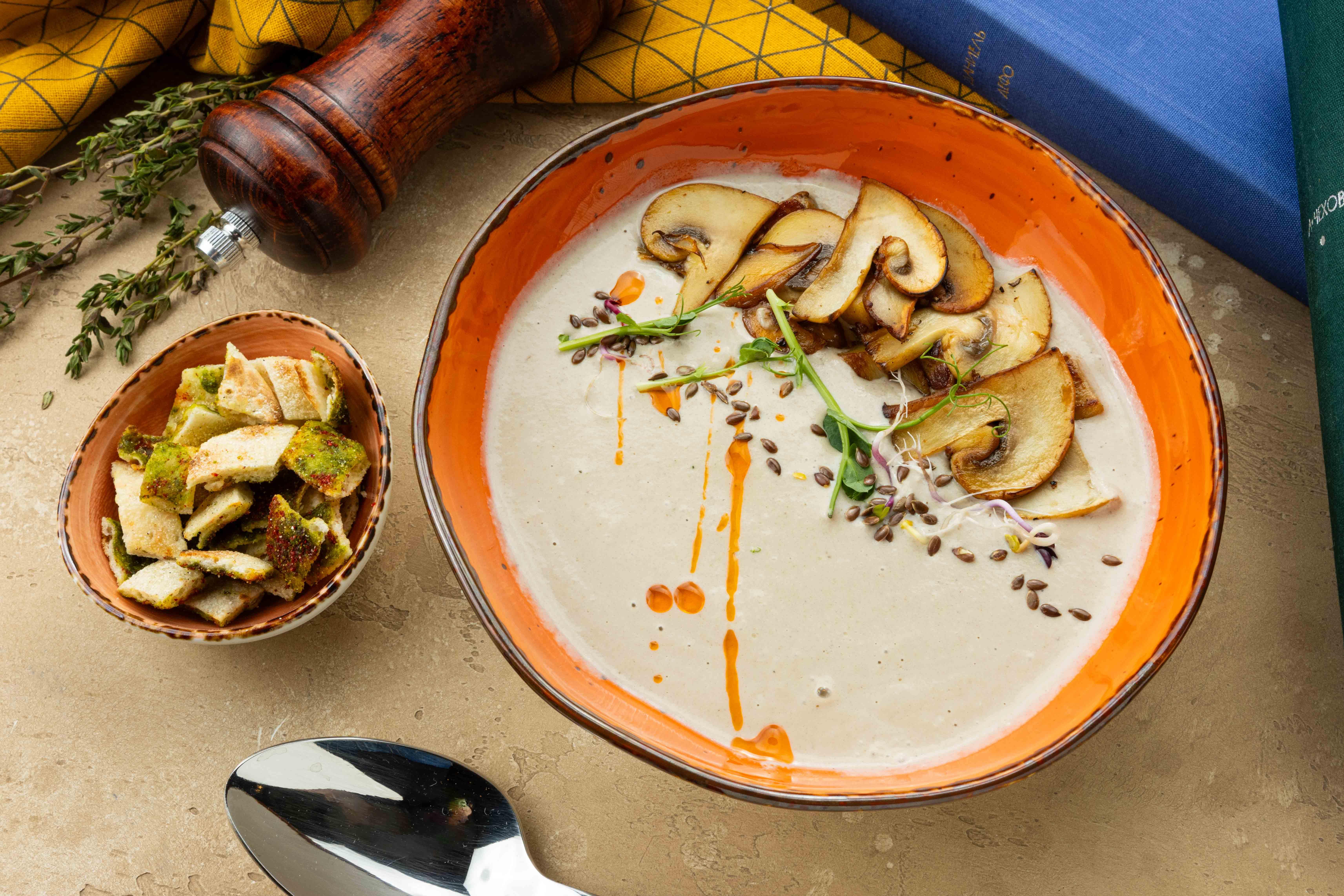 Грибной крем-суп с белыми грибами и шампиньонами