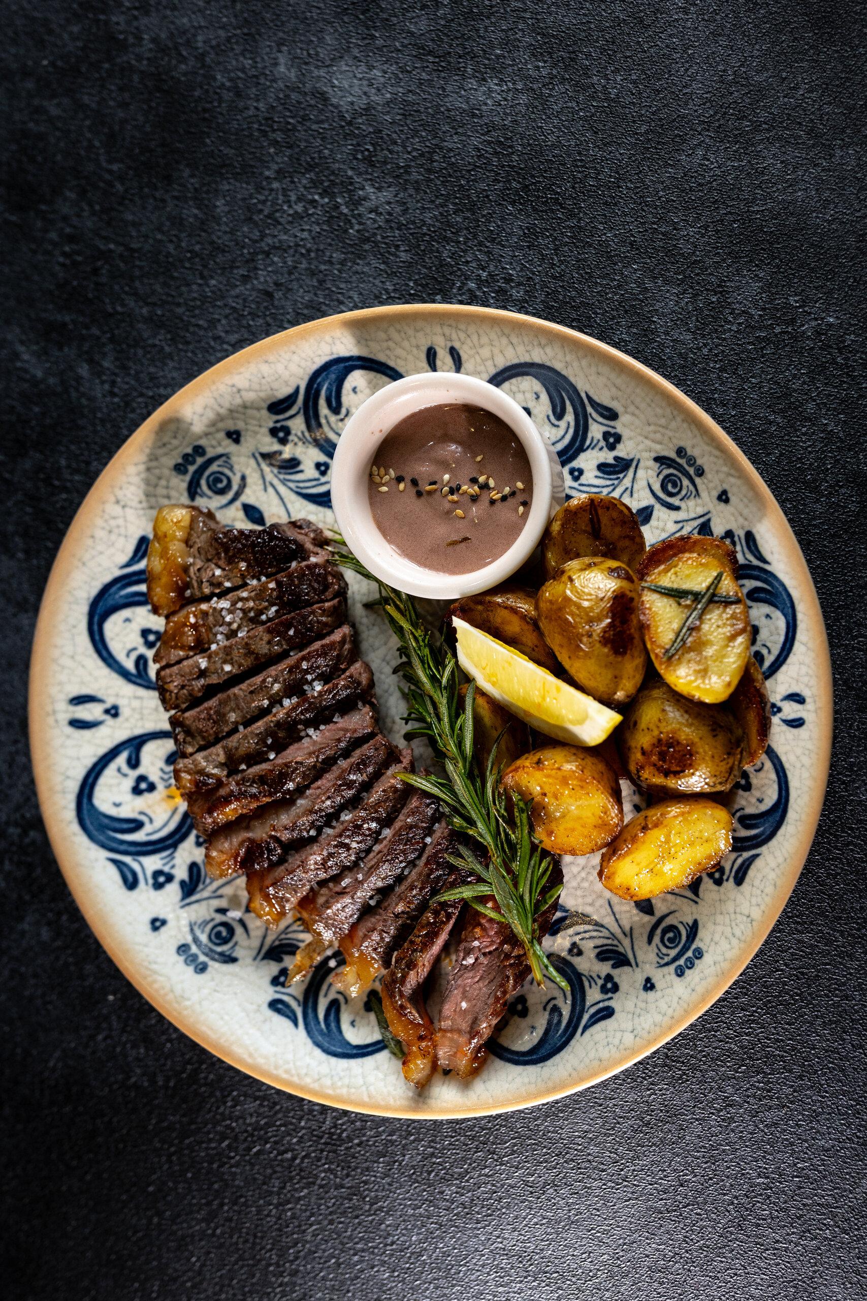 Стейк стриплойн с печёным беби картофелем в травах