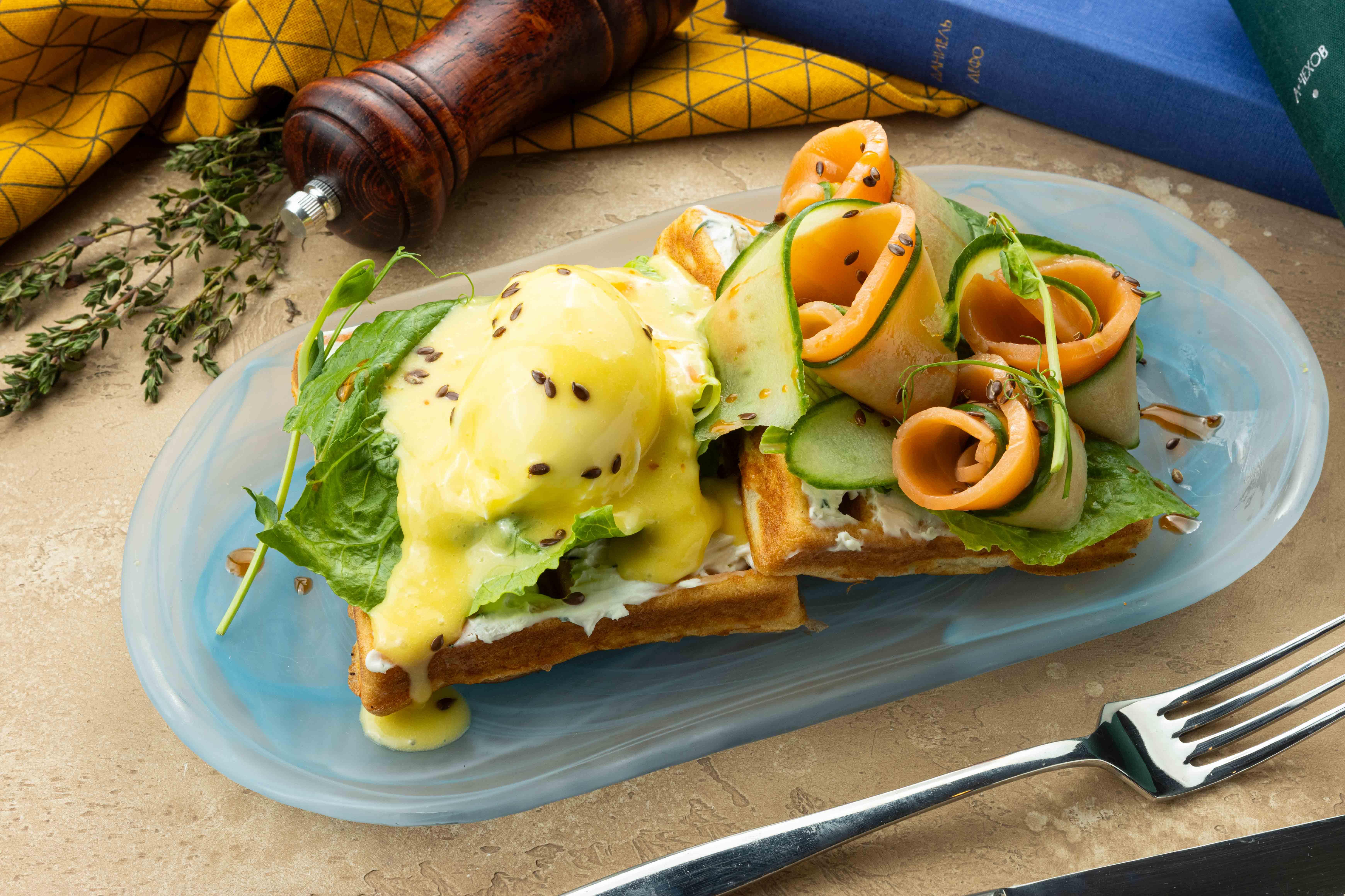 Вафля бенедикт с пашот и слабосоленым лососем