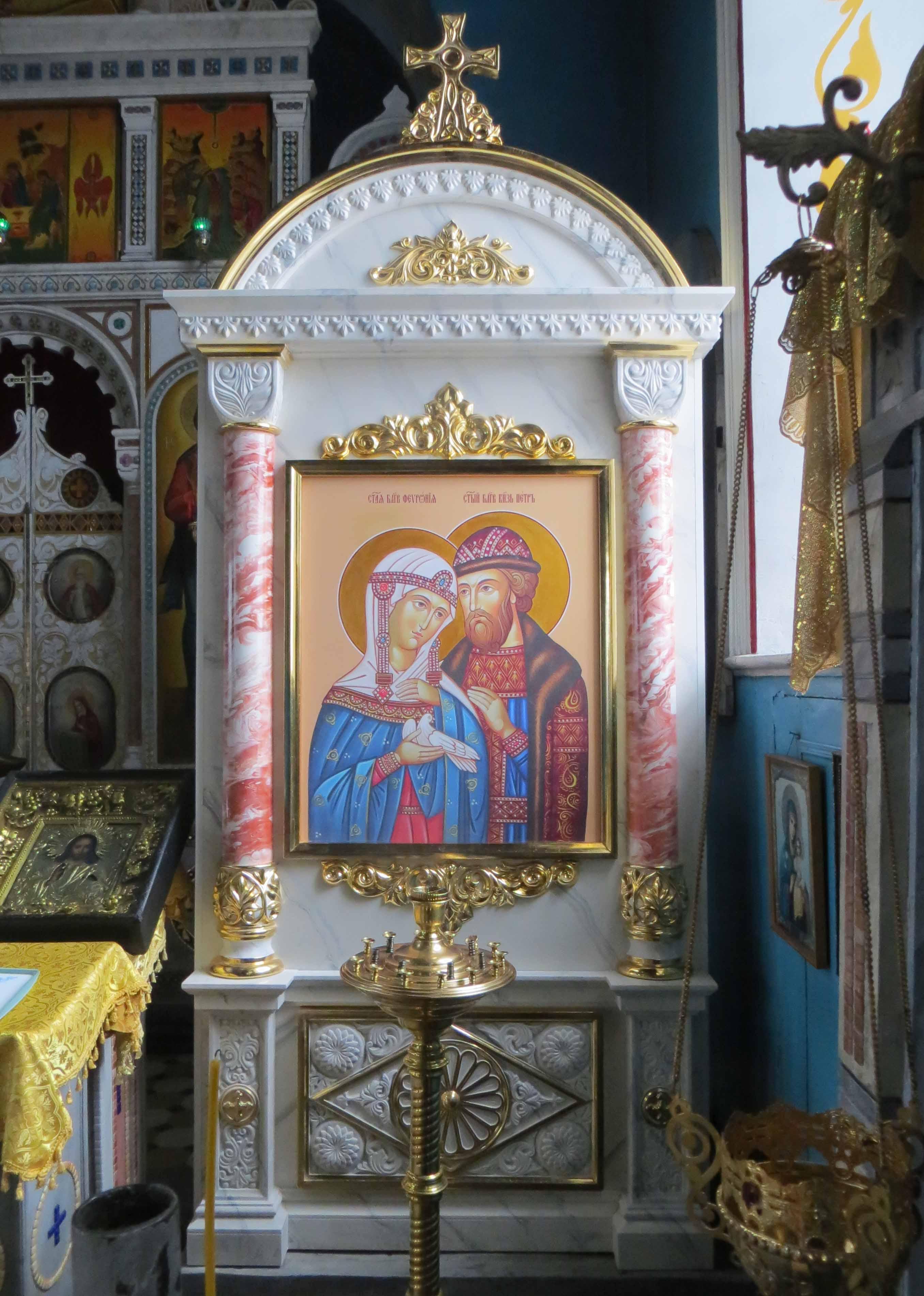 Киот из камня литьевого, золочение поталь