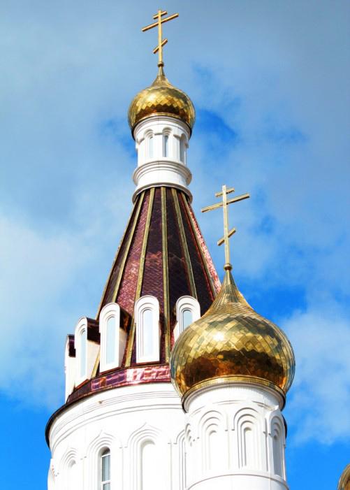 шатёр с кокошниками, облицован нержавеющей сталью "под медь"