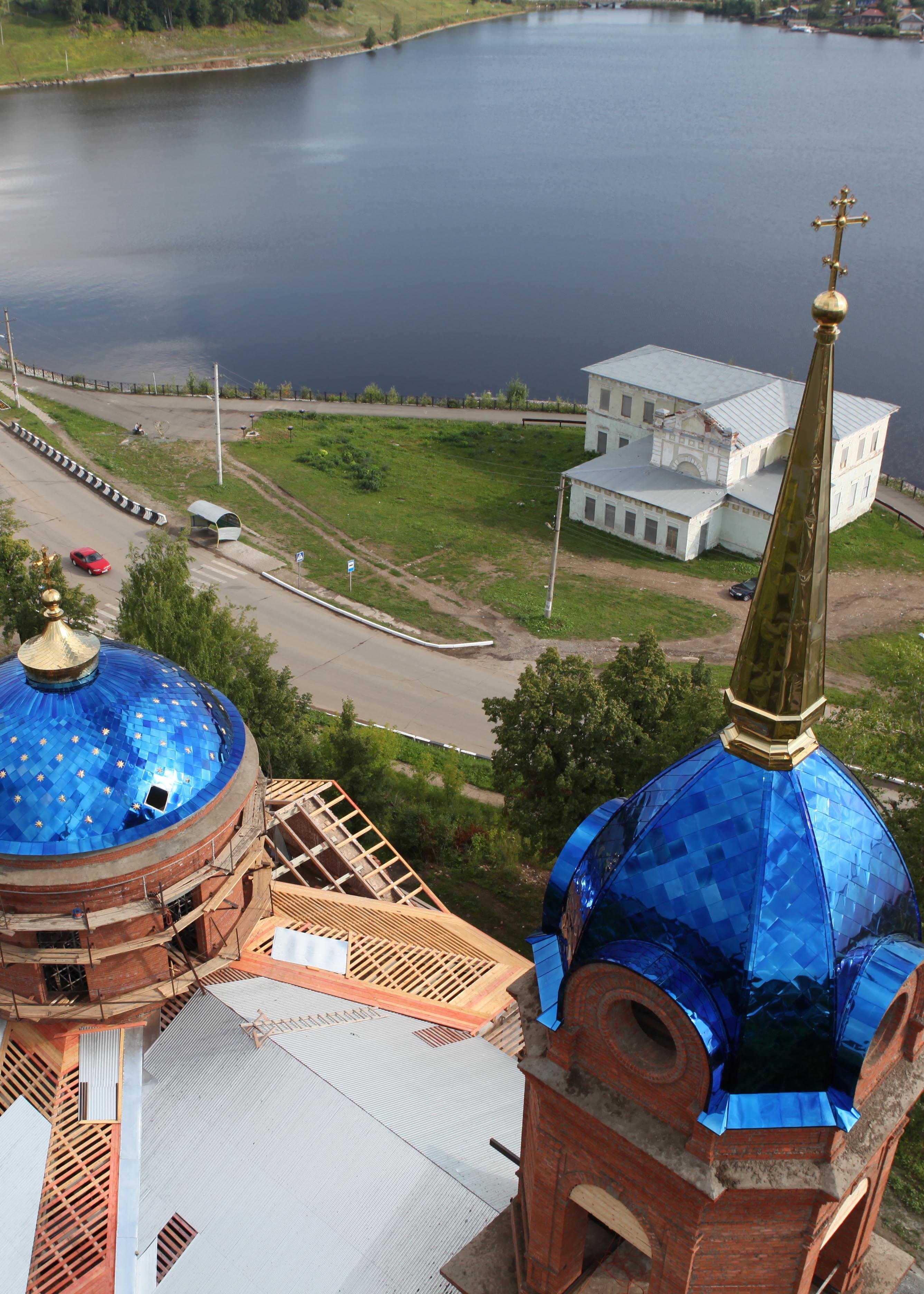 Шпиль и навершие, облицованы нержавеющей сталью