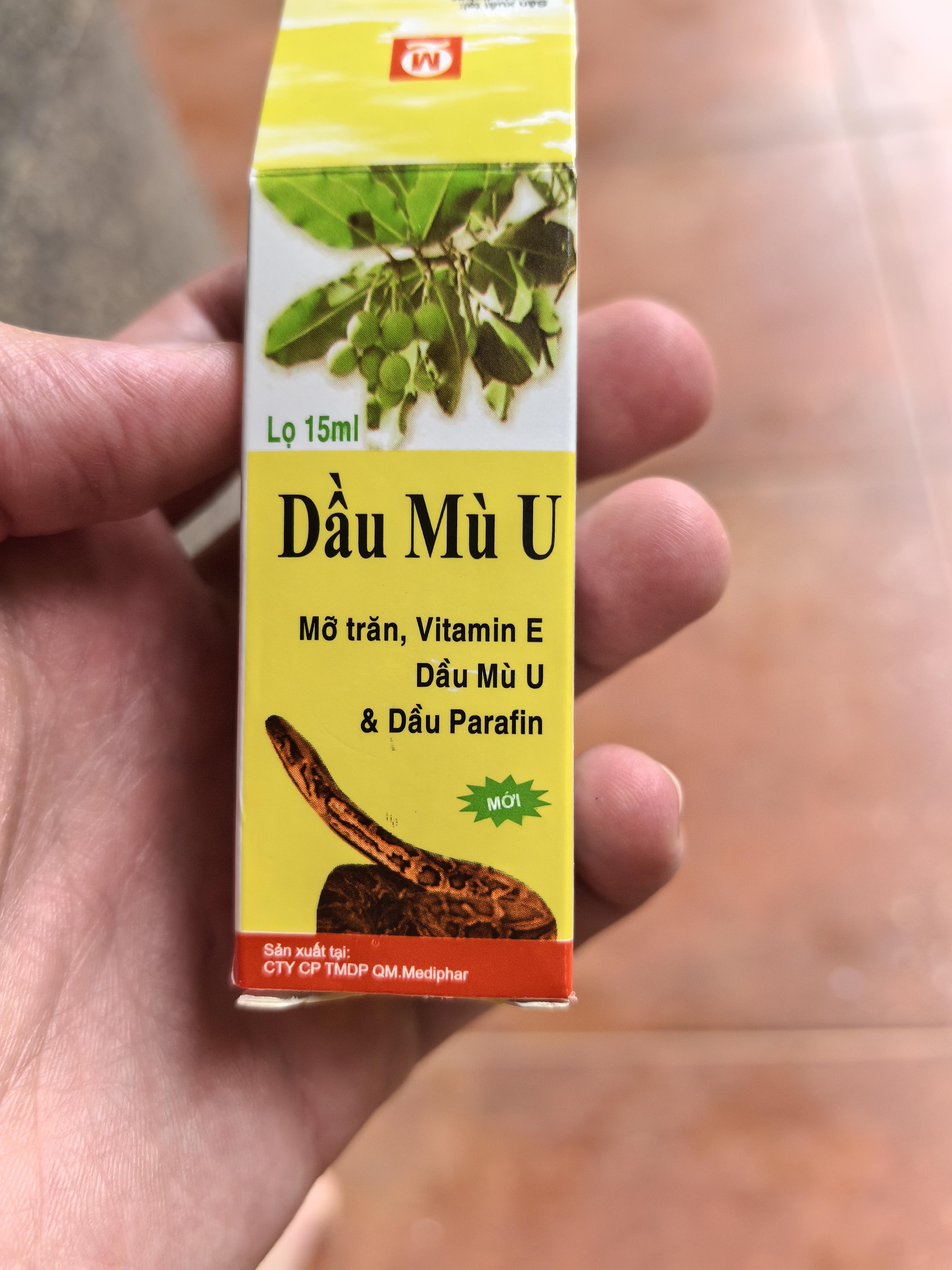 Баночка "Змеиный жир" (Python Fat) или "Жир питона", продаваемая как средство от ожогов во Вьетнаме.