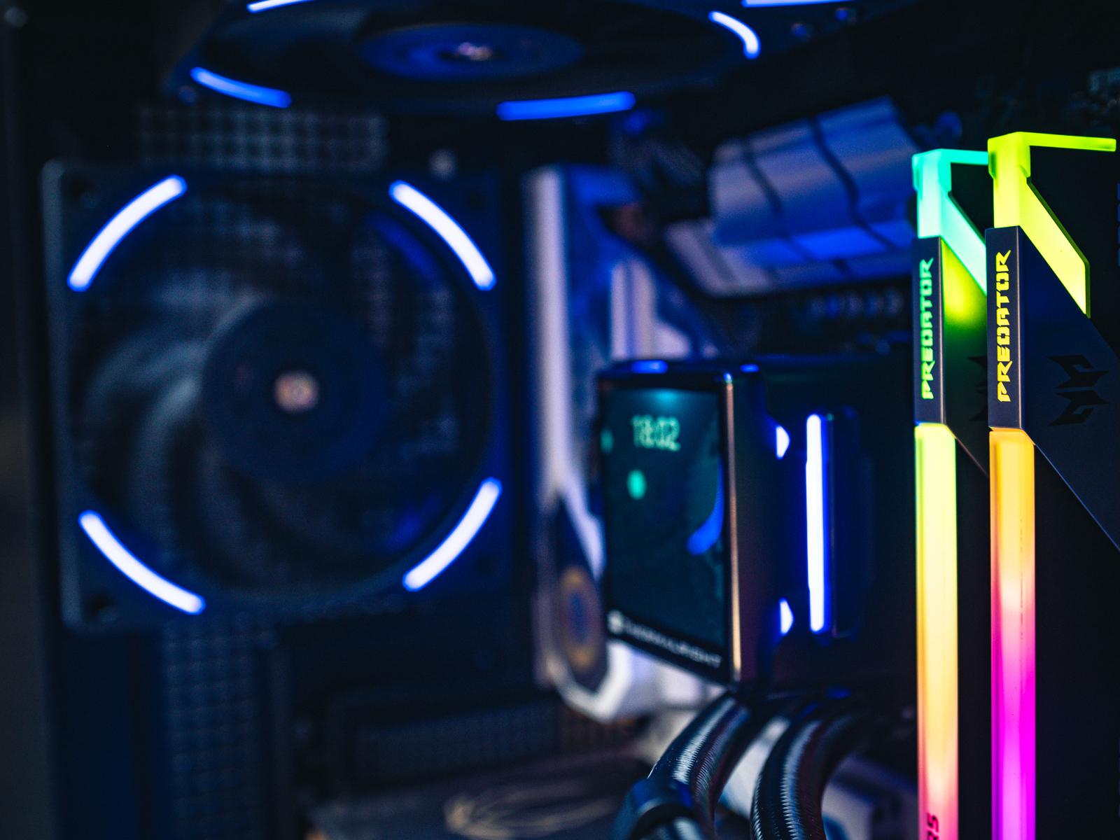 Мощный игровой компьютер в корпусе MONTECH KING 95 в стилистике SONIC 