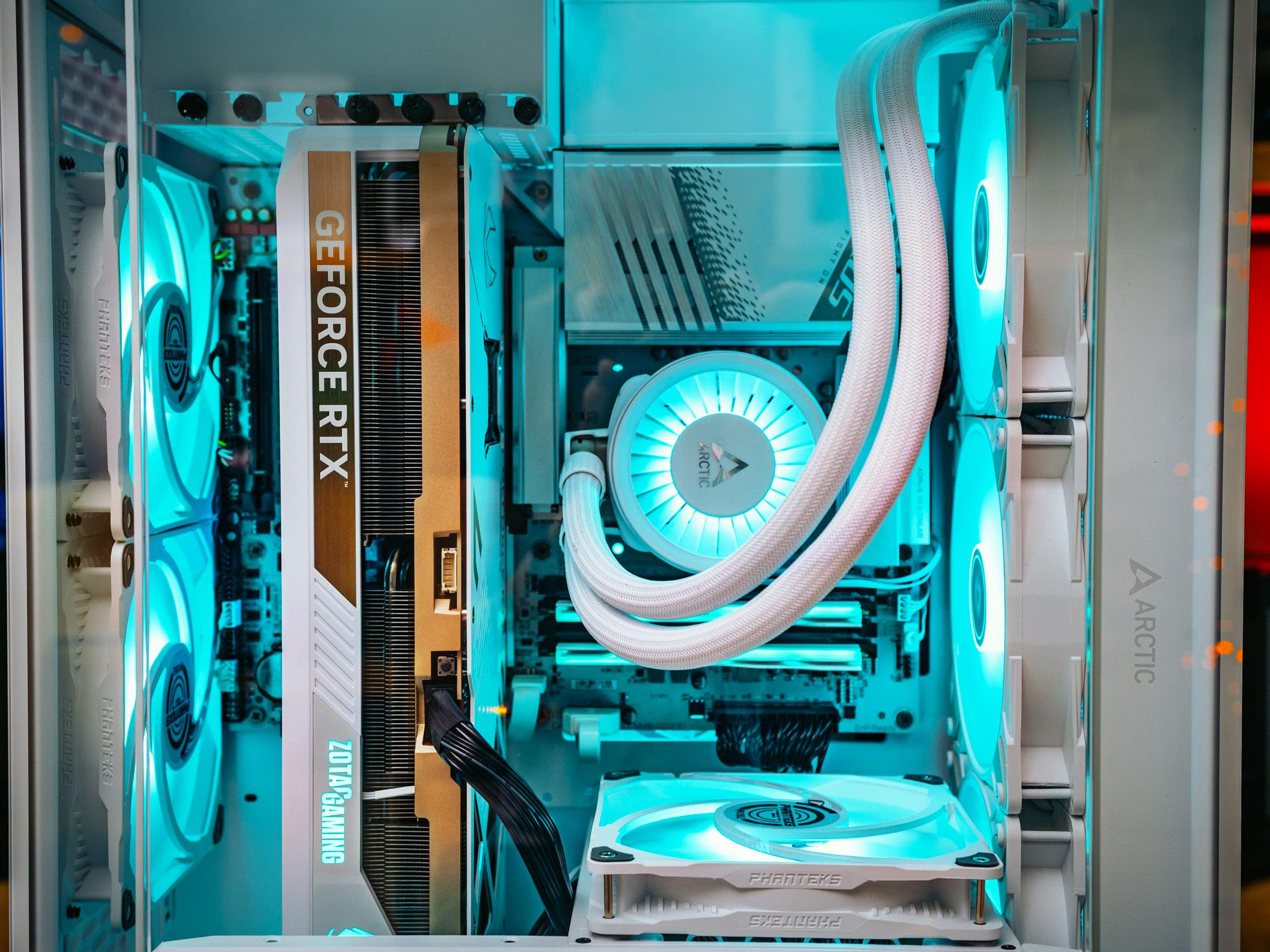 Компьютер в корпусеThermaltake The Tower 600 Snow  / 14700 / RTX 5080