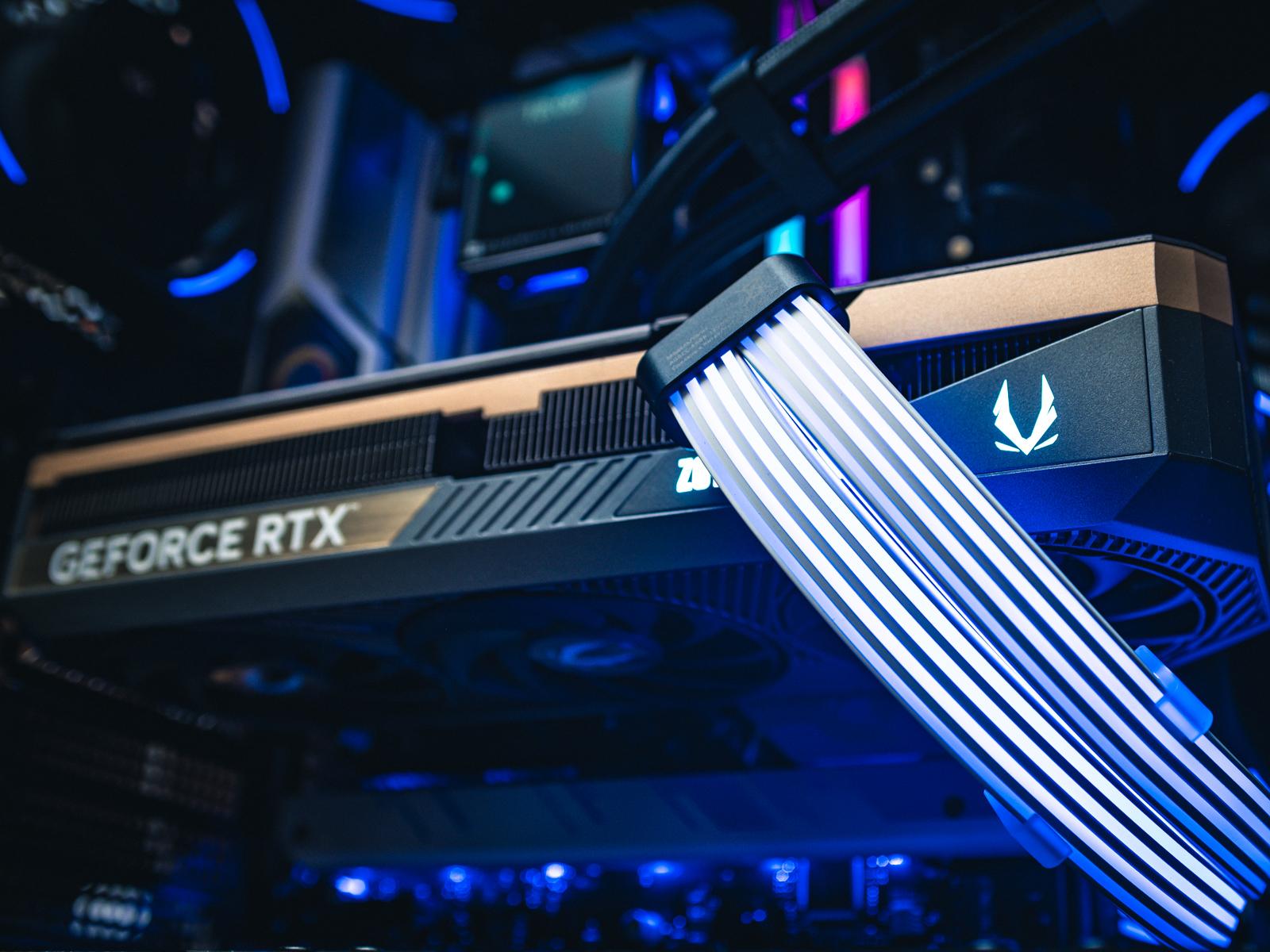 Мощный игровой компьютер в корпусе MONTECH KING 95 в стилистике SONIC 