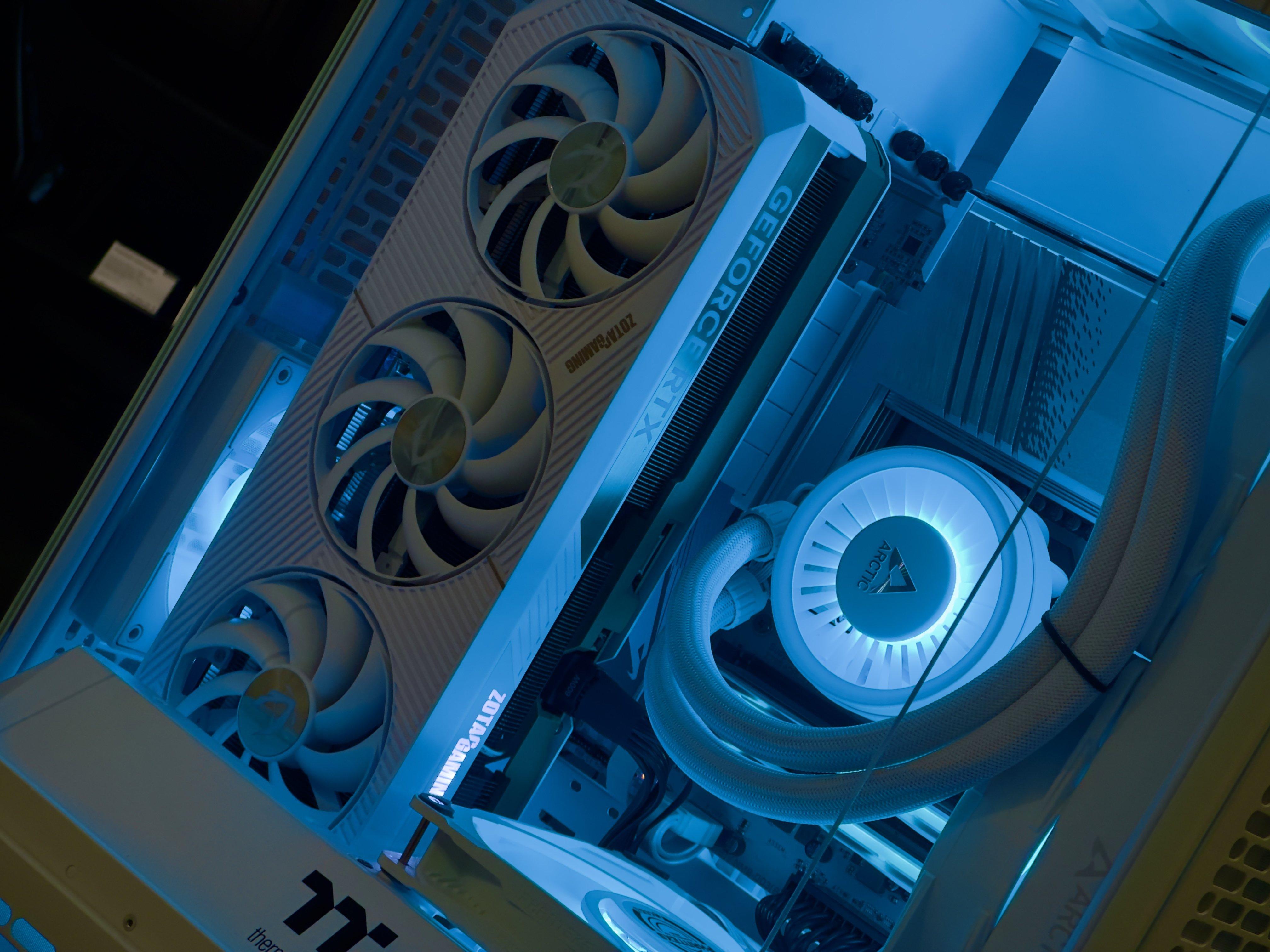 Компьютер в корпусеThermaltake The Tower 600 Snow  / 14700 / RTX 5080