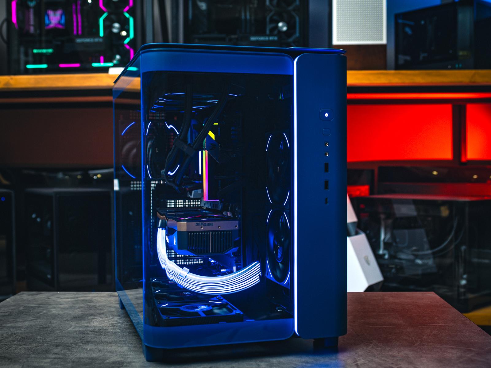 Мощный игровой компьютер в корпусе MONTECH KING 95 в стилистике SONIC 