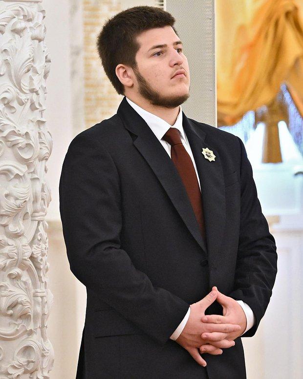 «Золотые пулемёты, избиение в СИЗО и ордена»: Адам Кадыров празднует совершеннолетие