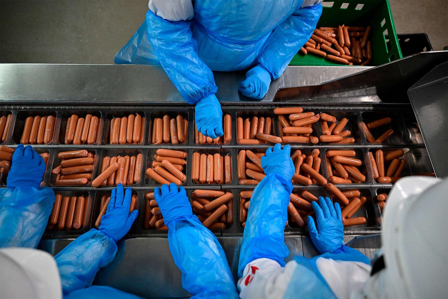 В Госдуме предложили сажать директоров мясокомбинатов из-за «мясного клея» в продуктах