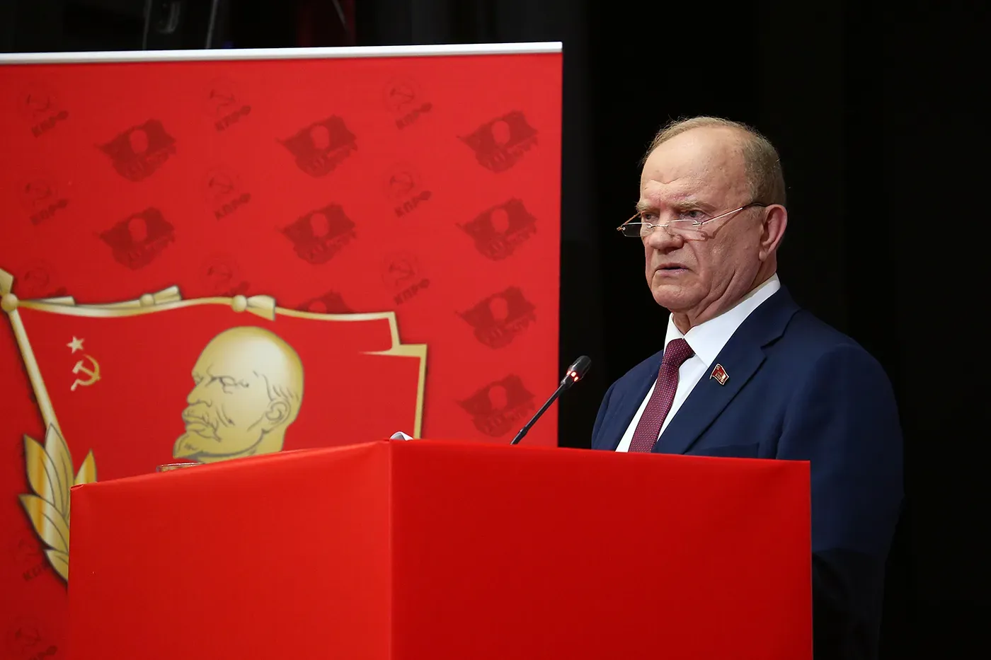 XIX съезд КПРФ: Зюганов грозит, партия защищает Сталина, делегаты спорят о “Мумии”