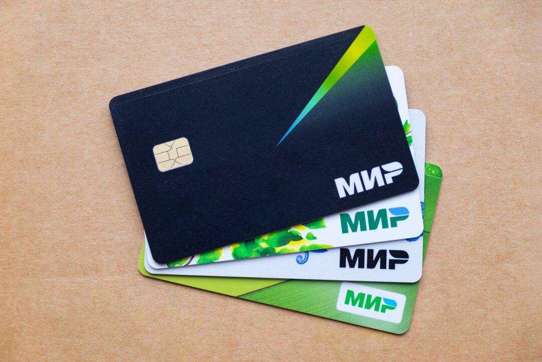 Банки начали чаще ограничивать операции клиентов после переводов между своими счетами, а иногда блокируют и карты. 