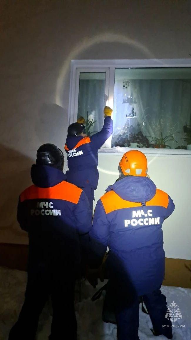 В Магадане 74-летняя женщина упала в своей квартире и не смогла подняться. 