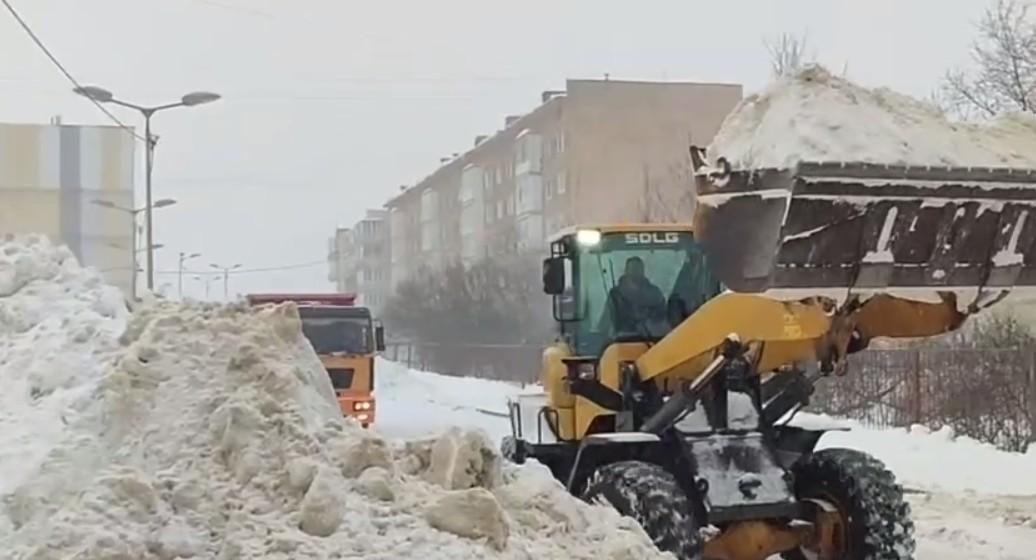 В Магадане продолжают вывоз снега перед новым циклоном
