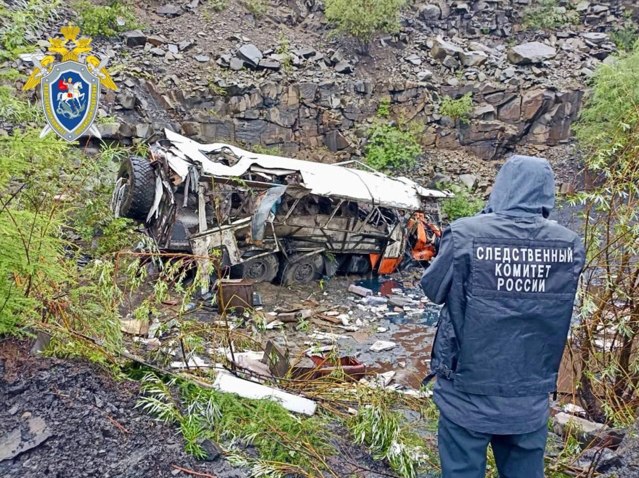 В Якутии вахтовка с шахтерами сорвалась с обрыва. 13 человек погибли