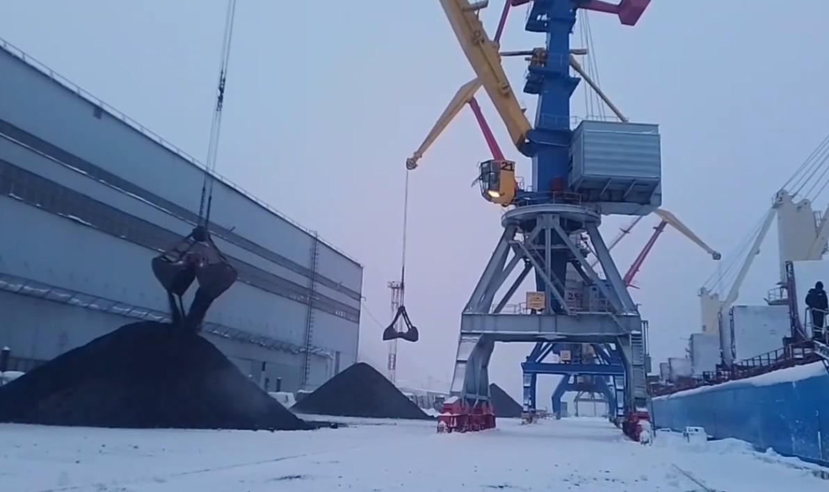 24 тысячи тонн под снегопадом: в Магадане спешат разгрузить уголь до нового шторма
