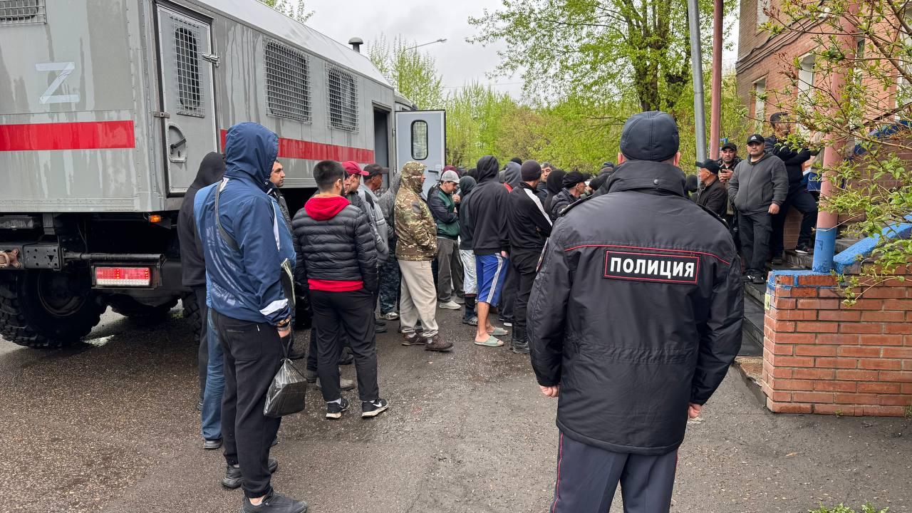 70 мигрантов отправили в военкоматы после рейда на стройки и рынки в Красноярске