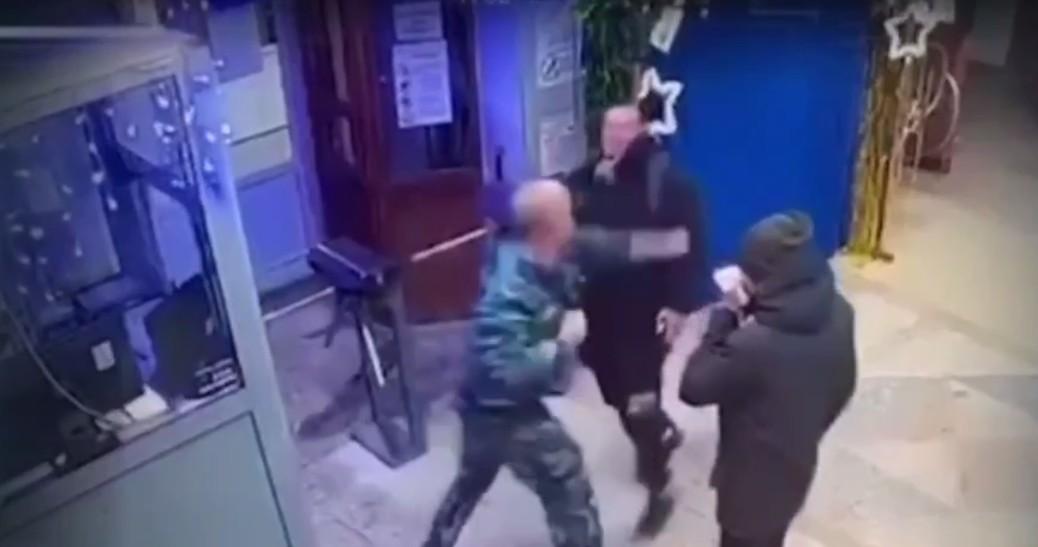 Охранник новосибирского завода «Элсиб» едва не забил рабочего нунчаками и ножом до смерти