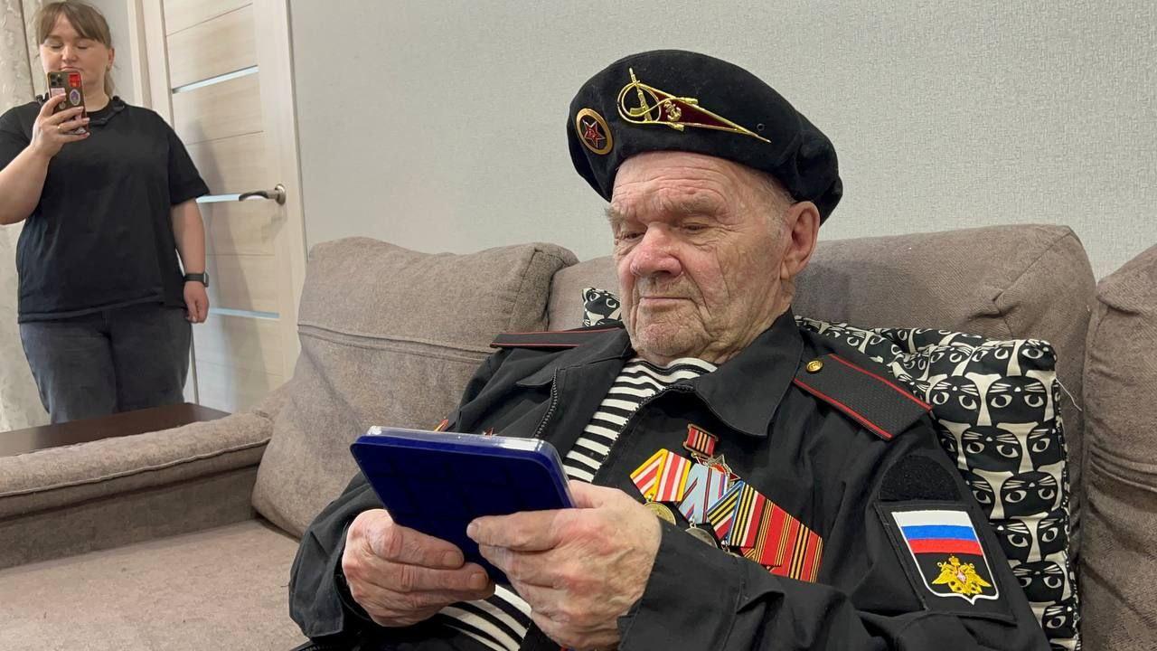 Ветеран подал в суд на приморскую журналистку. Она рассказала, что чиновники вывезли его из барака ради праздничного видео
