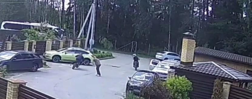 В Подмосковье мужчина избил мальчика за то, что он ездил на мотоцикле