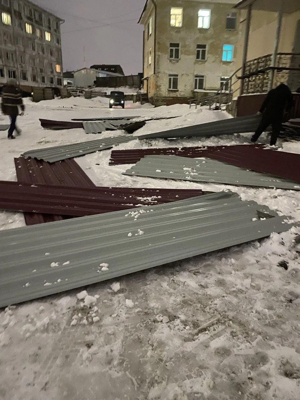 Буря в Магадане: сорванная крыша в больнице, задержанные рейсы и закрытые дороги