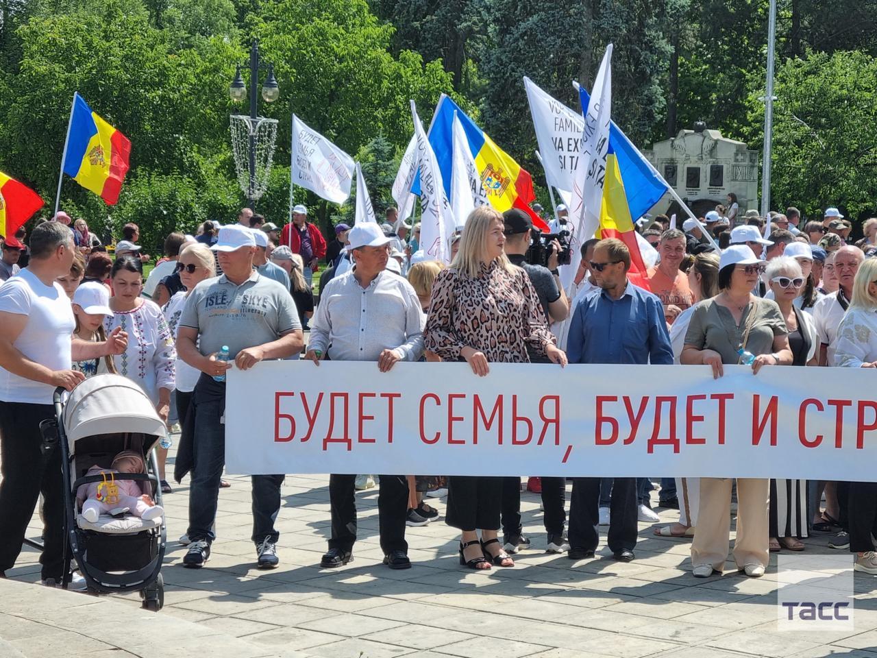 В Кишиневе на гей-параде подрались полиция и православные