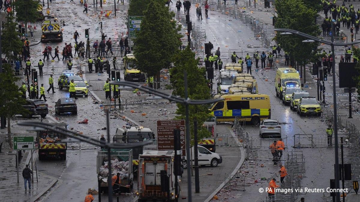 Британец въехал в толпу фанатов "Ливерпуля". 17 человек ранены, водителя попытались забить на месте