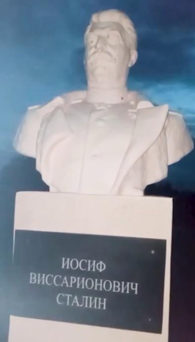 Бюст Сталина в башкирском селе облили красной краской