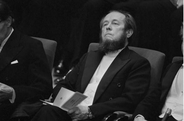 Александр Солженицын в зале, в смокинге, с программкой в руках