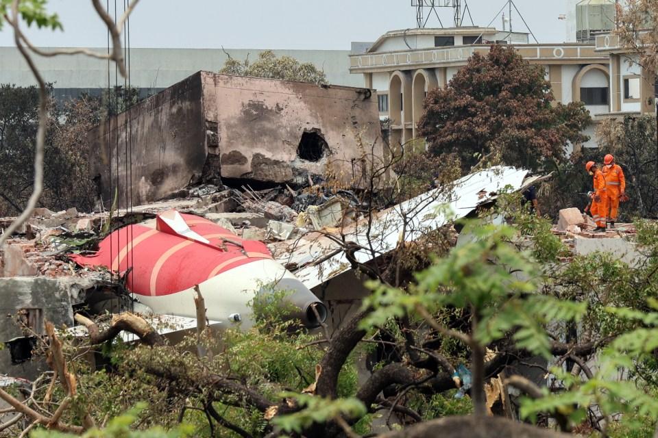 Ошибка пилотов: расследователи назвали причину крушения Boeing в Индии, в котором погибли 260 человек