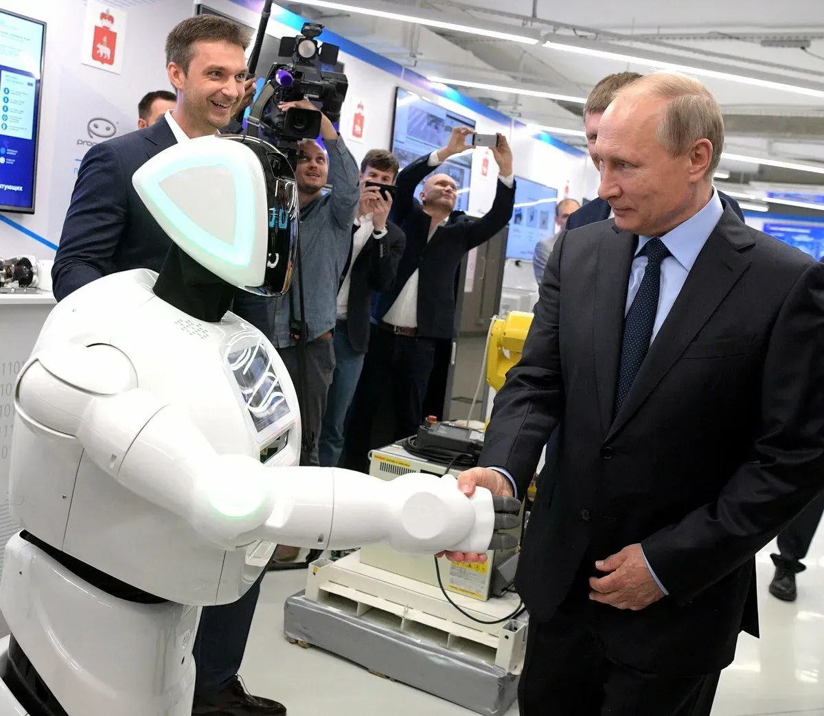 Путин заявил, что не считает себя киборгом