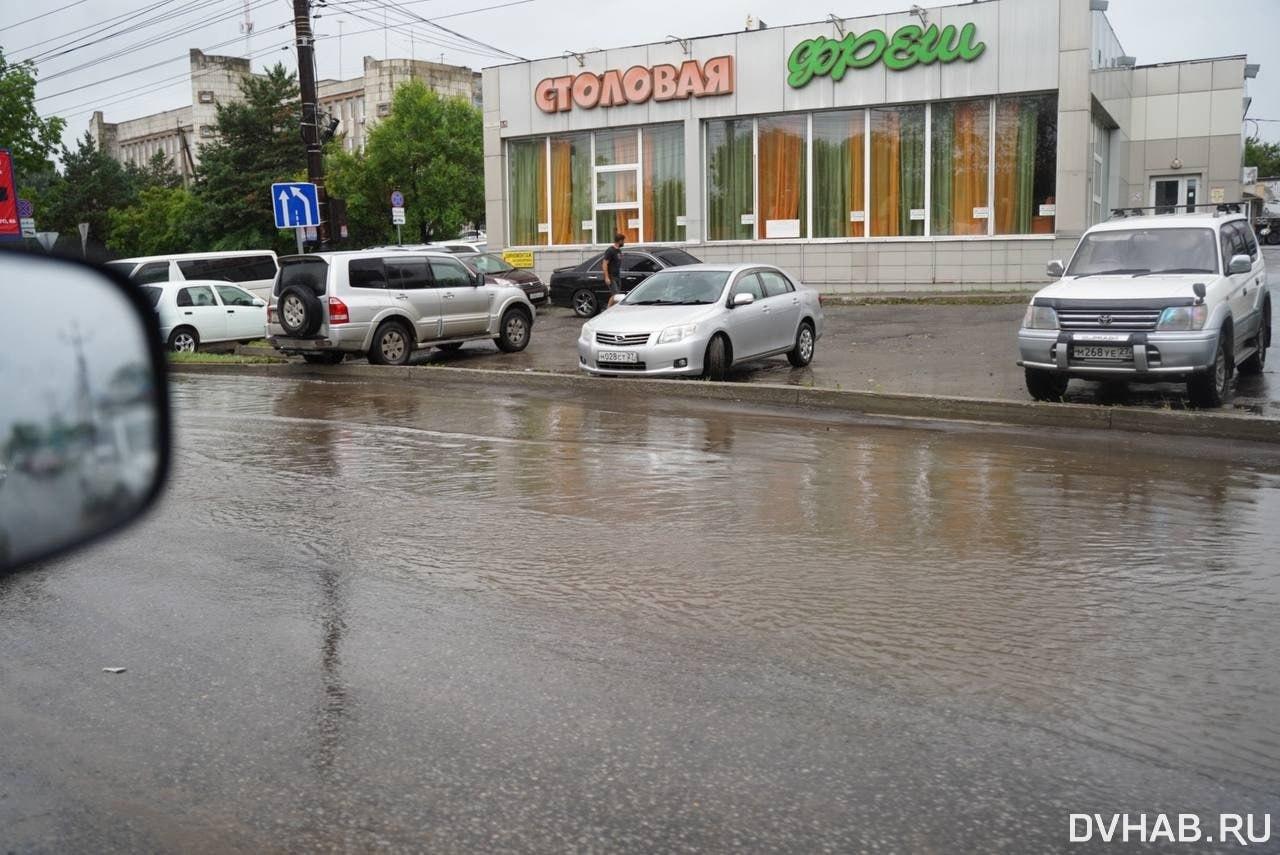 Сегодня днем на Хабаровск обрушился сильнейший ливень с ураганным ветром. 