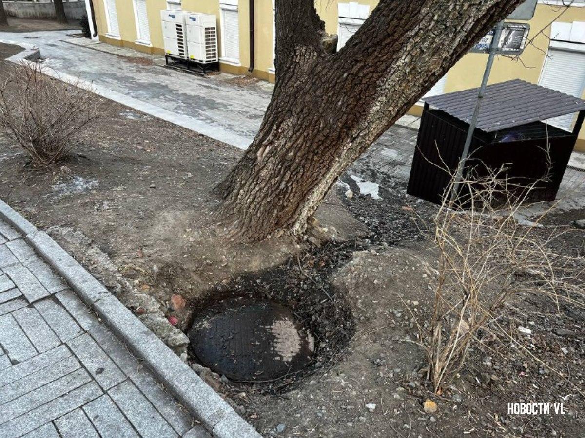 Коллектор не выдержал: стоки затопили участок в центре Владивостока