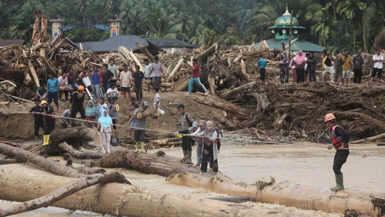 Более 700 жертв и миллионы пострадавших: Индонезию накрыло наводнение