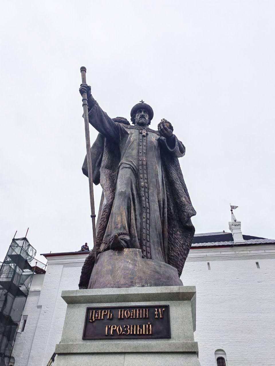 «Царь-завоеватель и символ русского мира»: ночью в Вологде поставили памятник Грозному