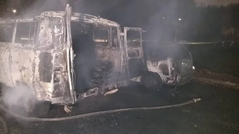 На юго-западе Москвы нашли два тела в сгоревшей машине