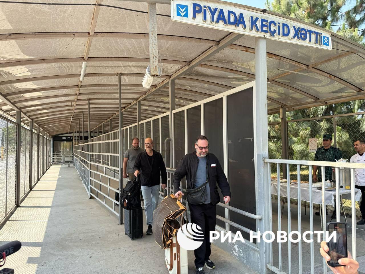 Первую группу россиян эвакуировали из Ирана в Азербайджан. Среди них - Федор Бондарчук