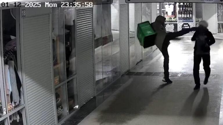 Скандал в Новосибирске: курьер ударил ногой по лицу пенсионерку. А потом избил студентку