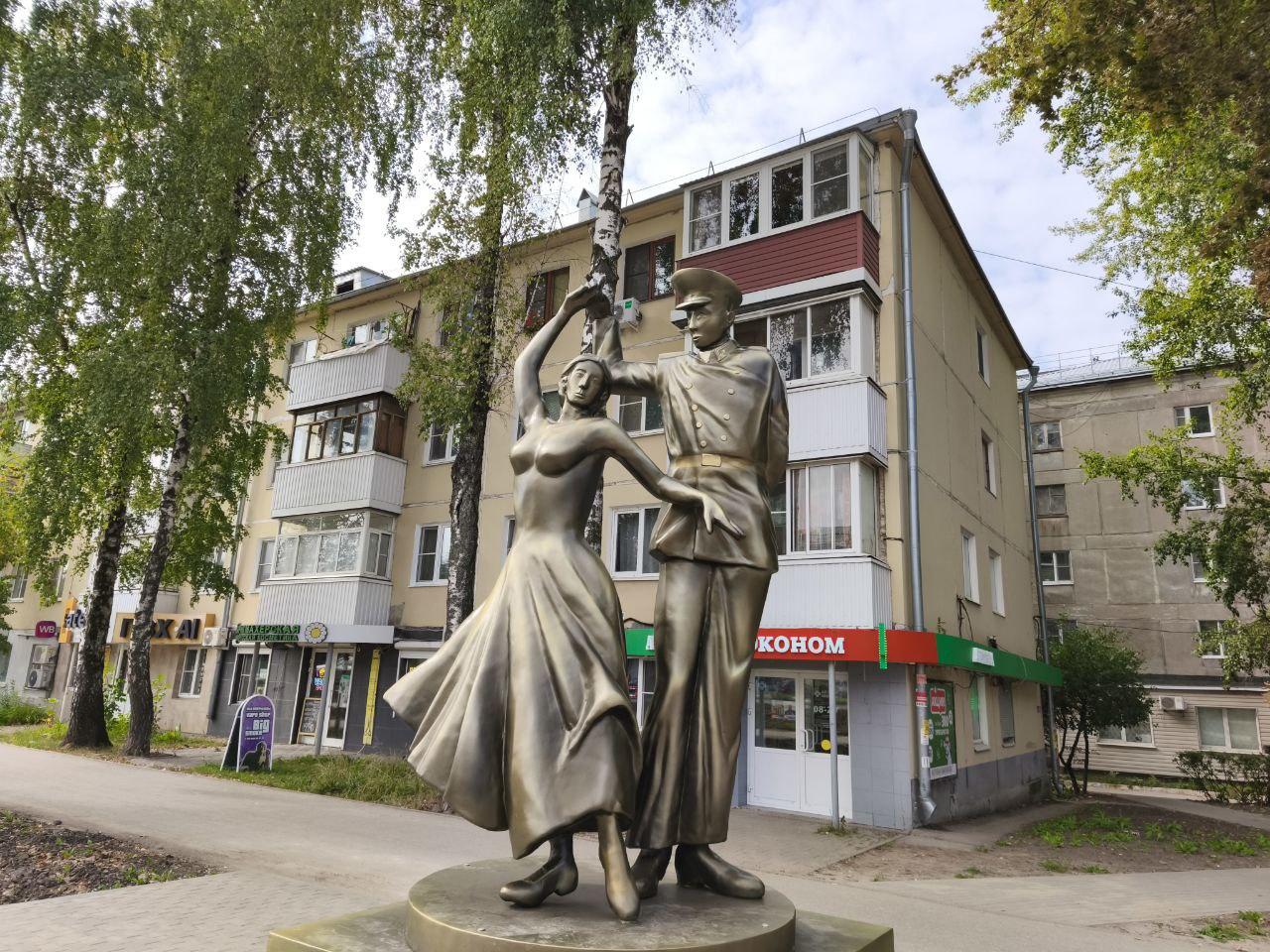 Скульптура с нахимовцем и девушкой "без блузки" возмутила власти Рязани