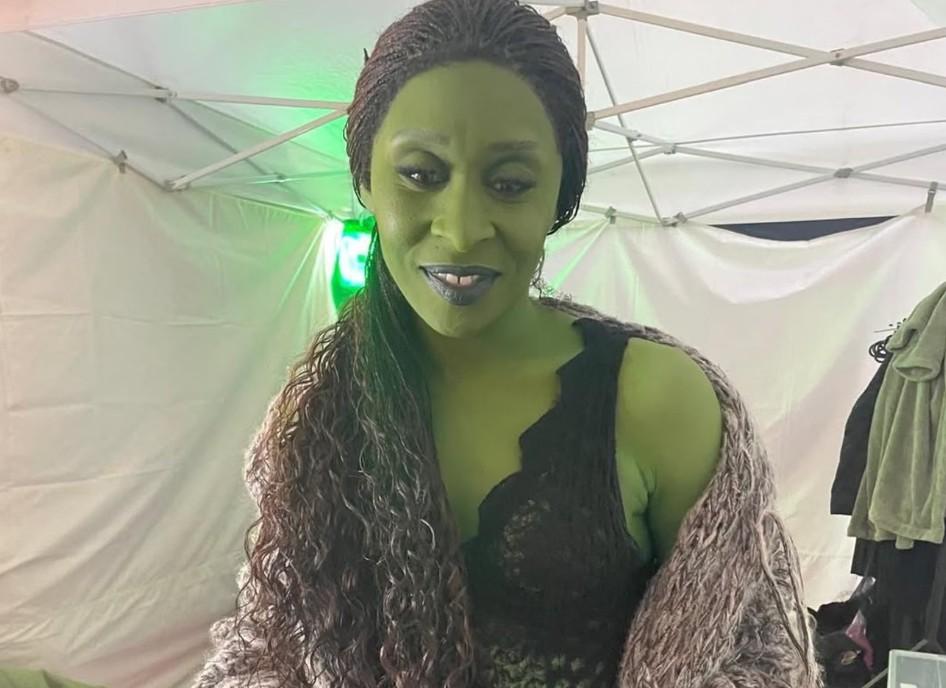 Самая несексуальная секc-сцена года: интернет смеётся над кардиганом Эльфабы в "Злой 2"