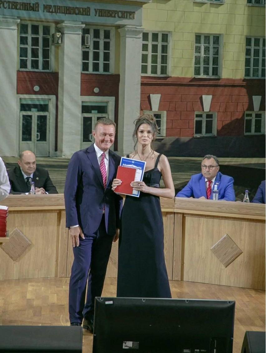  Полина Корнеева, 25-летняя выпускница медицинского вуза, оказалась сожительницей бывшего губернатора. 
