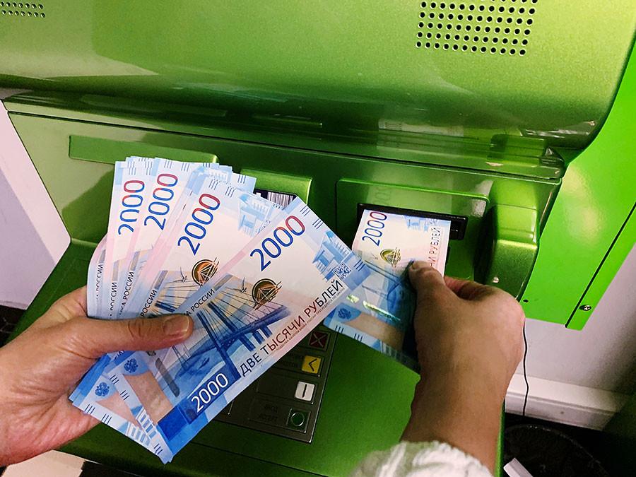 В Госдуме призвали россиян не быть «хипстерами» и снимать наличку заранее