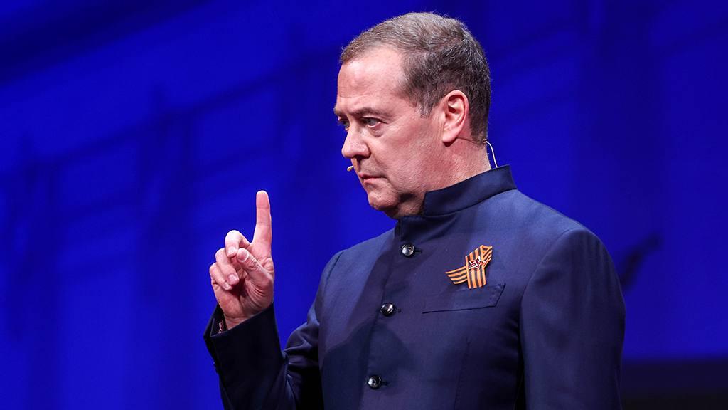 «Можно долбить»: Медведев порадовался срыву встречи Путина и Трампа