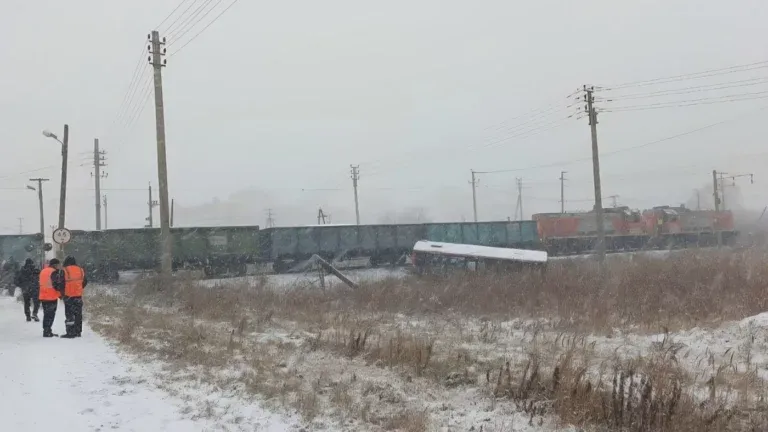 Не успел проскочить с разгона: поезд снёс автобус под Хабаровском