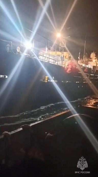 Срочная эвакуация в море: капитана сняли с траулера в бухте Нагаева