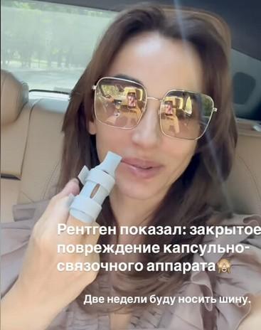 Анфиса Чехова пожаловалась, что сломала палец, когда застилала кровать